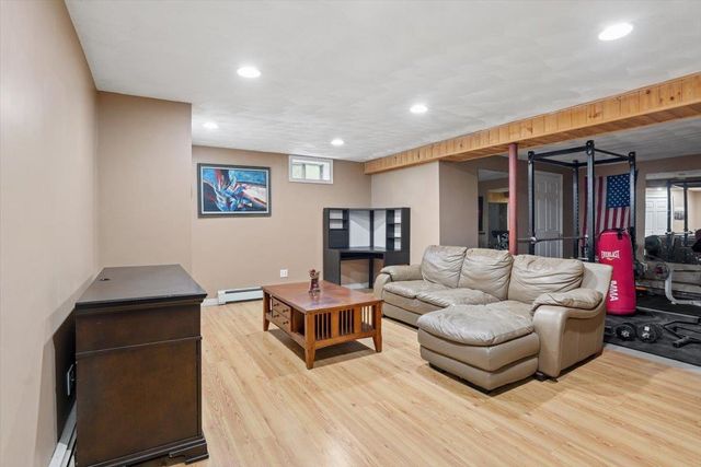 28 Duncan Farms Road, Manchester, NH 03102