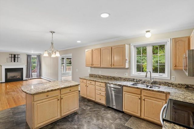 28 Duncan Farms Road, Manchester, NH 03102
