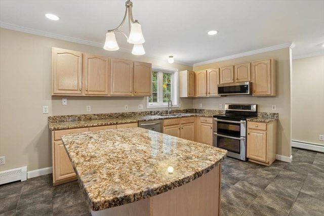 28 Duncan Farms Road, Manchester, NH 03102
