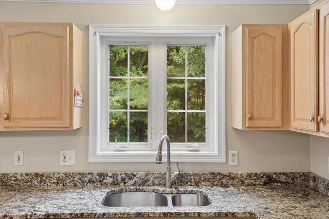 28 Duncan Farms Road, Manchester, NH 03102