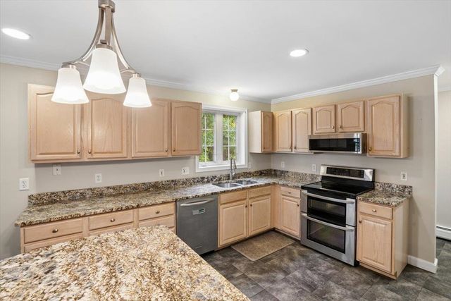 28 Duncan Farms Road, Manchester, NH 03102