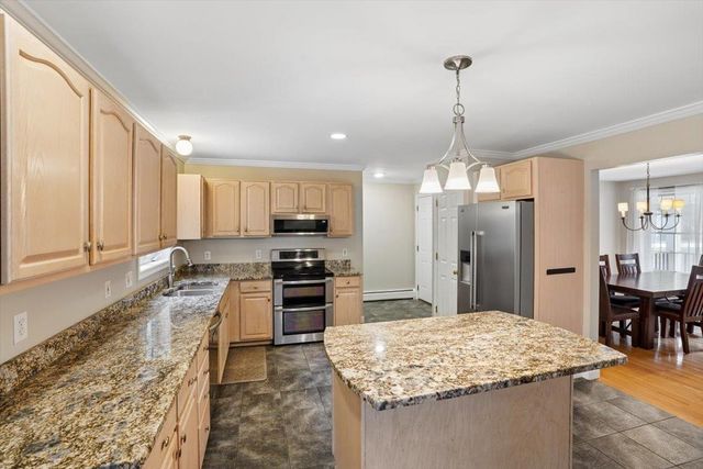 28 Duncan Farms Road, Manchester, NH 03102