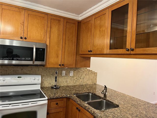 709 Curtiss Pkwy 11, Miami Springs, FL 33166