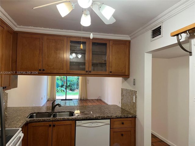 709 Curtiss Pkwy 11, Miami Springs, FL 33166