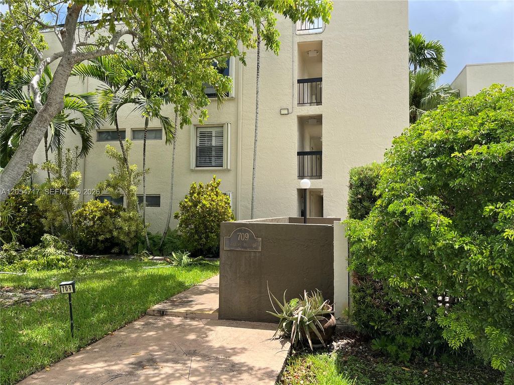 709 Curtiss Pkwy 11, Miami Springs, FL 33166