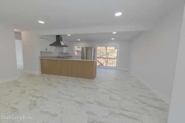 8221 Saint Anthonys Church Rd, Louisville, KY 40214