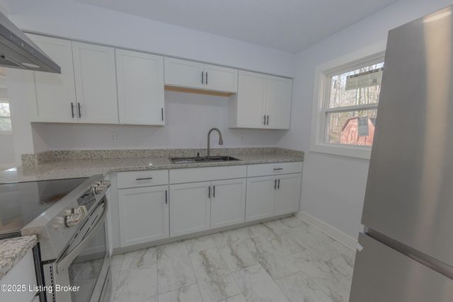 8221 Saint Anthonys Church Rd, Louisville, KY 40214