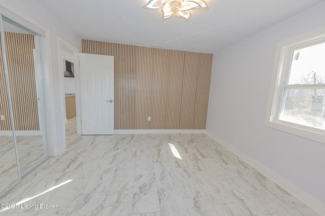 8221 Saint Anthonys Church Rd, Louisville, KY 40214