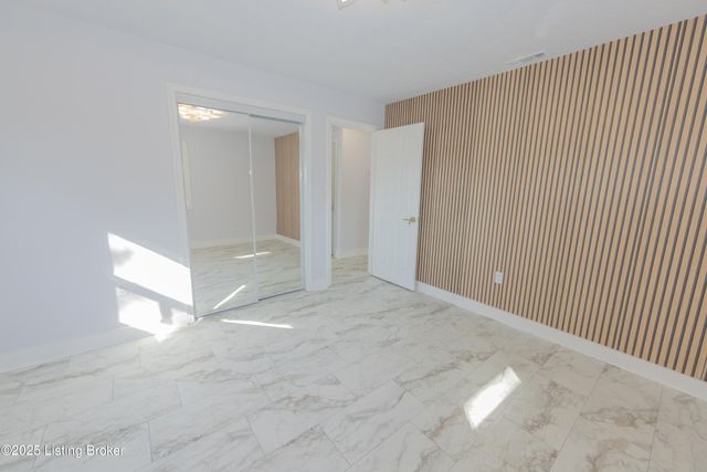 8221 Saint Anthonys Church Rd, Louisville, KY 40214