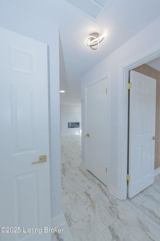 8221 Saint Anthonys Church Rd, Louisville, KY 40214