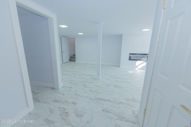 8221 Saint Anthonys Church Rd, Louisville, KY 40214