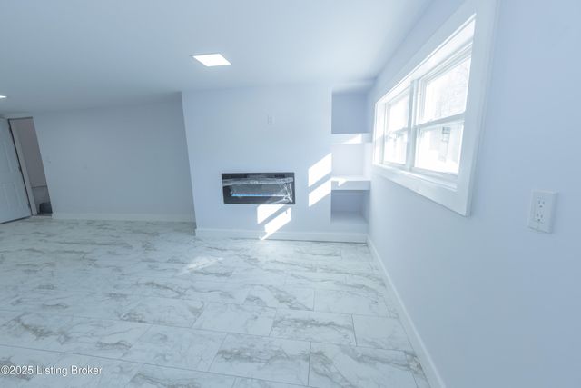 8221 Saint Anthonys Church Rd, Louisville, KY 40214