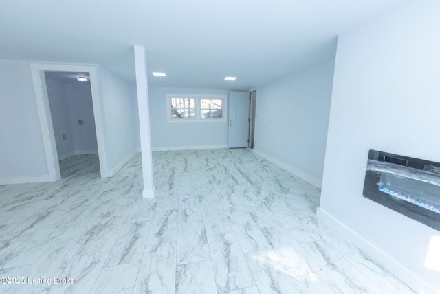 8221 Saint Anthonys Church Rd, Louisville, KY 40214