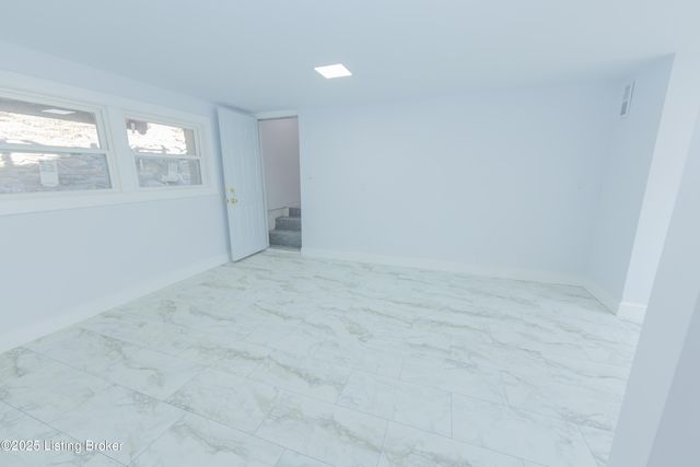 8221 Saint Anthonys Church Rd, Louisville, KY 40214