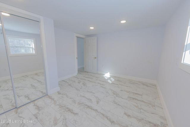 8221 Saint Anthonys Church Rd, Louisville, KY 40214