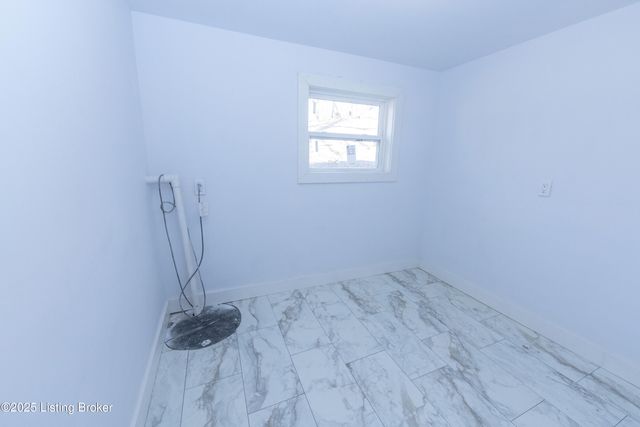 8221 Saint Anthonys Church Rd, Louisville, KY 40214