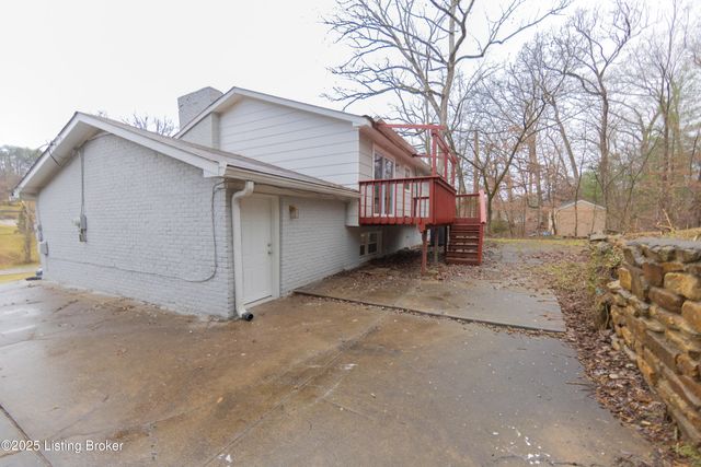 8221 Saint Anthonys Church Rd, Louisville, KY 40214