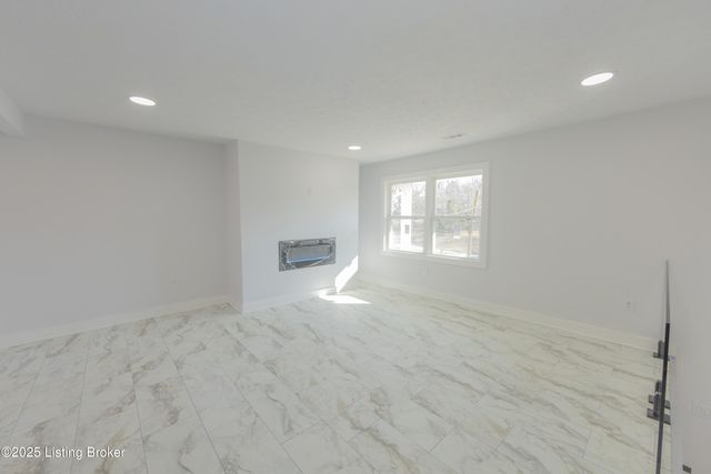 8221 Saint Anthonys Church Rd, Louisville, KY 40214