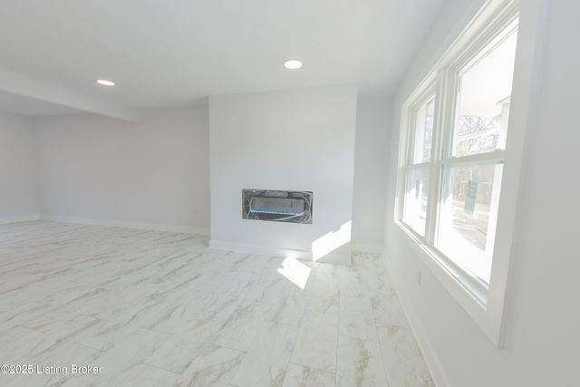 8221 Saint Anthonys Church Rd, Louisville, KY 40214