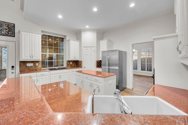215 Edgestone Drive, Irving, TX 75063