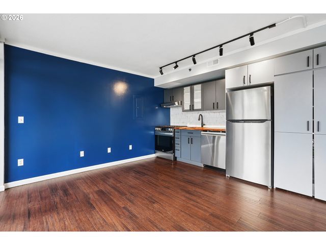 533 Ne HOLLADAY St 701, Portland, OR 97232