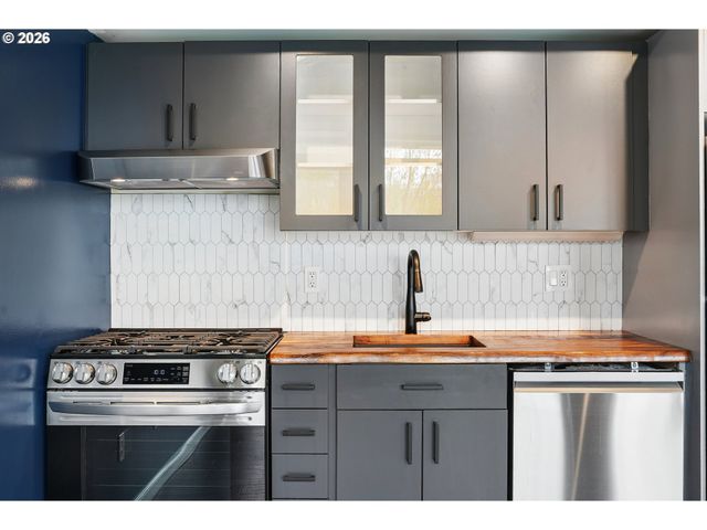 533 Ne HOLLADAY St 701, Portland, OR 97232