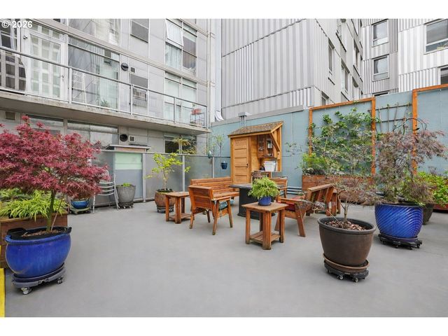 533 Ne HOLLADAY St 701, Portland, OR 97232