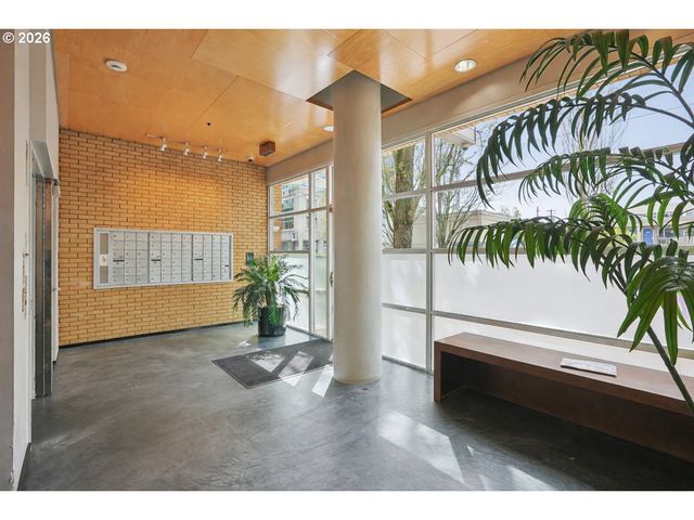 533 Ne HOLLADAY St 701, Portland, OR 97232