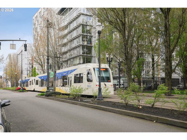 533 Ne HOLLADAY St 701, Portland, OR 97232