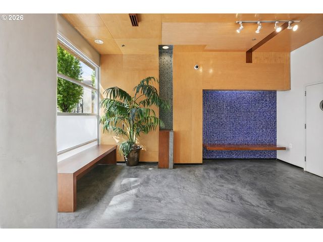 533 Ne HOLLADAY St 701, Portland, OR 97232