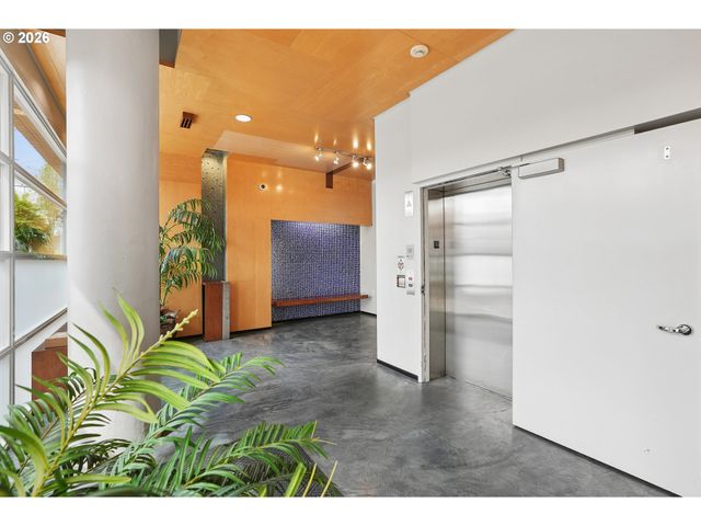 533 Ne HOLLADAY St 701, Portland, OR 97232