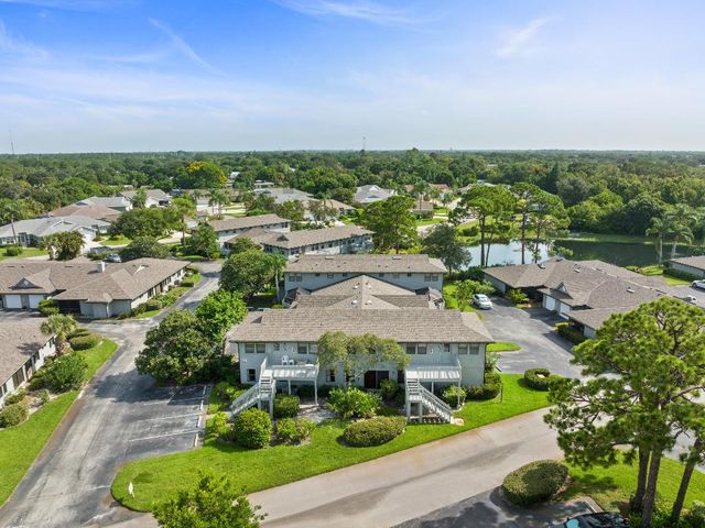 654 Centre Court SW 201, Vero Beach, FL 32962