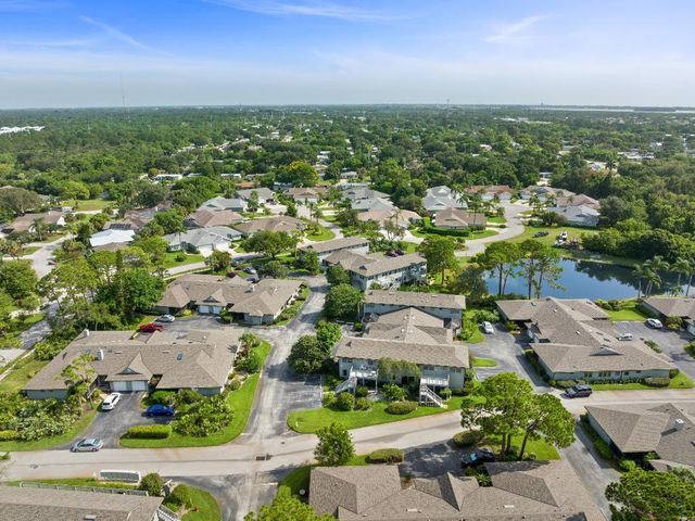 654 Centre Court SW 201, Vero Beach, FL 32962