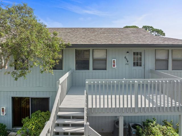 654 Centre Court SW 201, Vero Beach, FL 32962