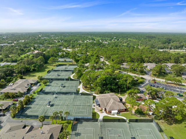 654 Centre Court SW 201, Vero Beach, FL 32962