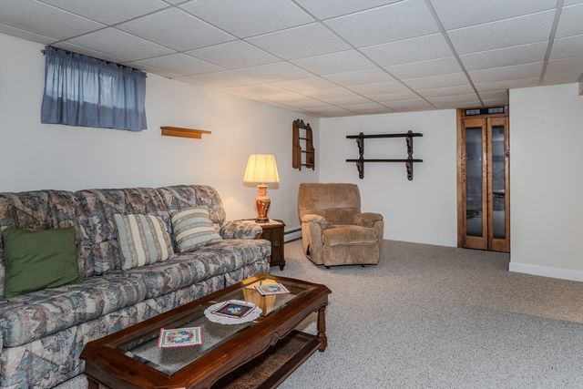 15 Holy Cross St, Springfield, MA 01104