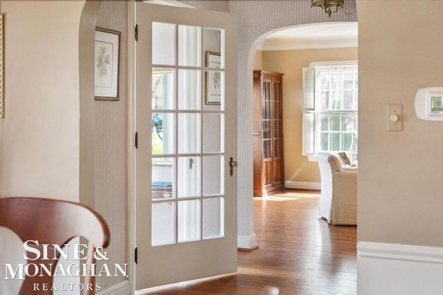 1037 Yorkshire Road, Grosse Pointe Park, MI 48230