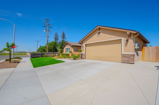 2495 Vintage Place, Hanford, CA 93230