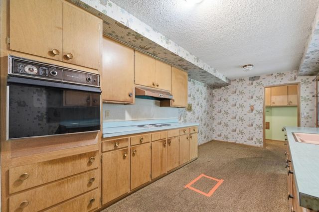 931 N Valleyview, Wichita, KS 67212