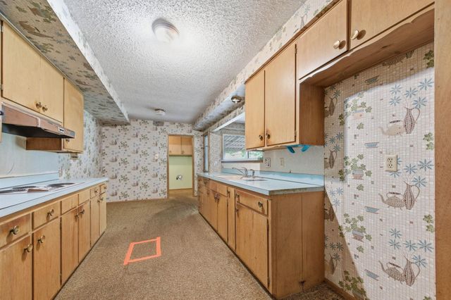 931 N Valleyview, Wichita, KS 67212