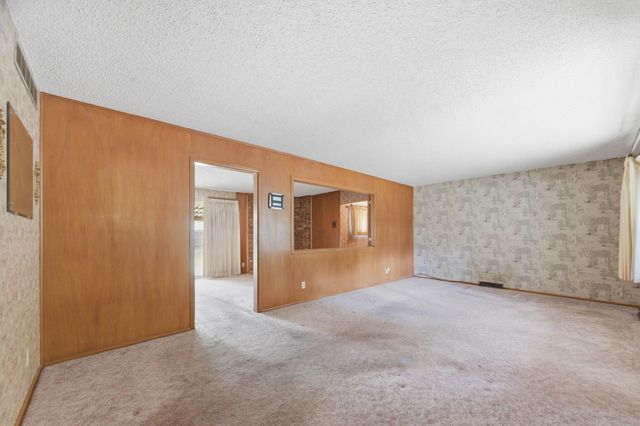 931 N Valleyview, Wichita, KS 67212