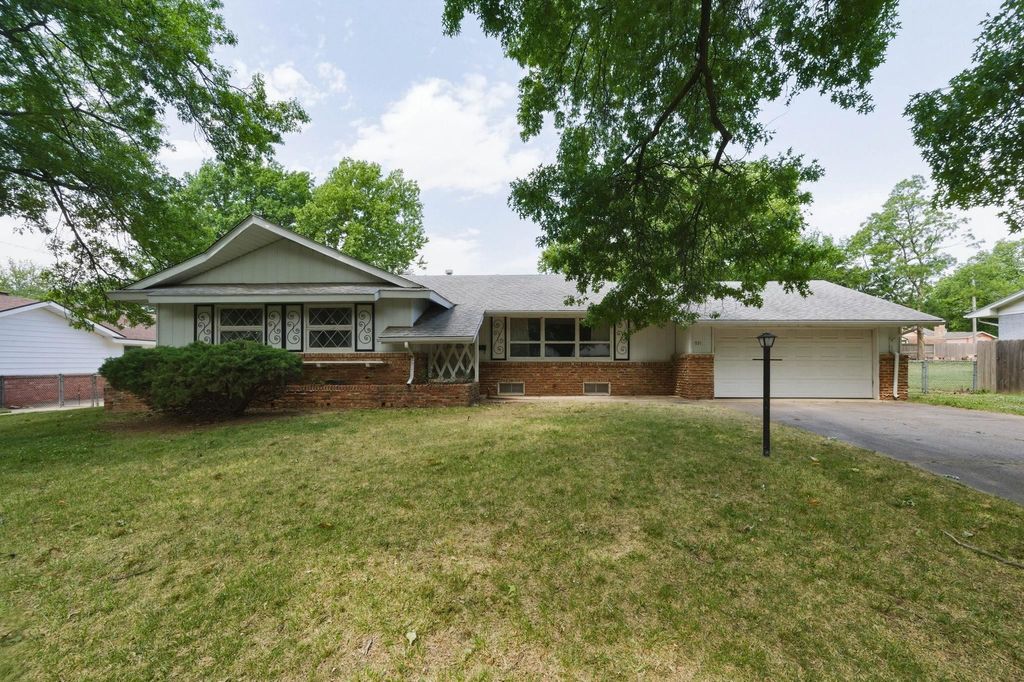 931 N Valleyview, Wichita, KS 67212