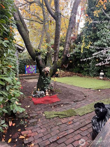 1612 N 50th Street, Seattle, WA 98103