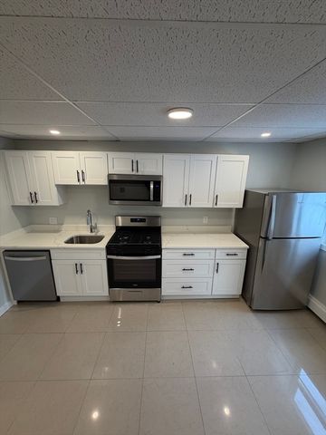 83 Chelsea 3, Boston, MA 02128