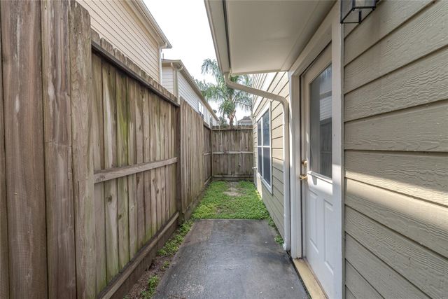 1722 Redwing Bluff Drive, Houston, TX 77009