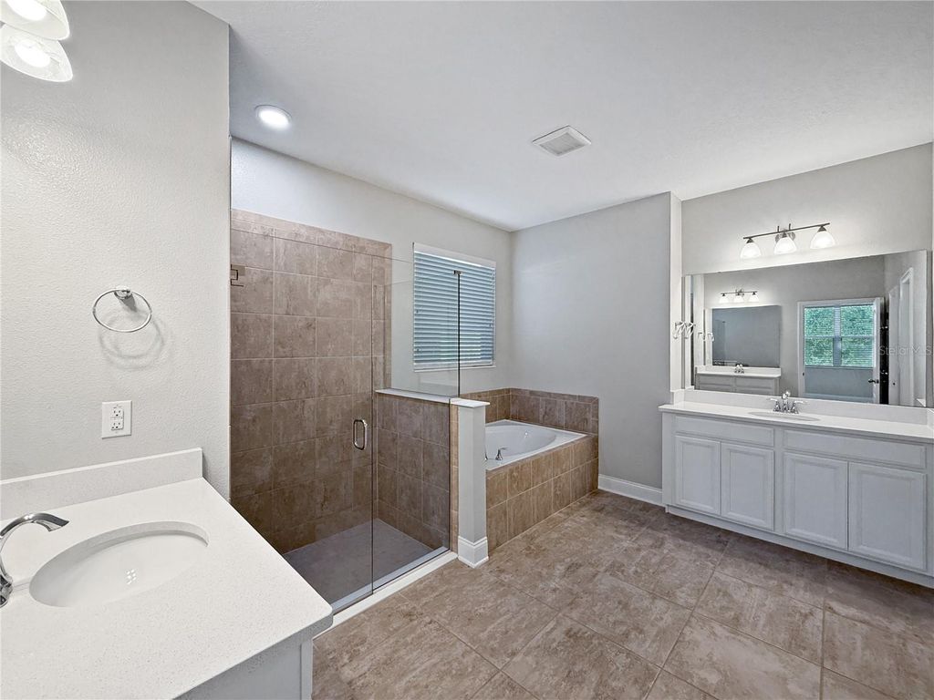 Image 8 of property listing at 1144 NARCOOSSEE DEL SOL BOULEVARD, St Cloud, FL 34771