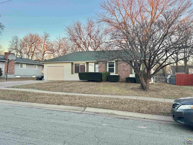 2806 SW Engler CT, Topeka, KS 66614