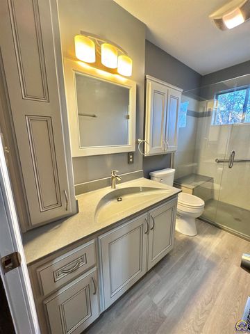 2806 SW Engler CT, Topeka, KS 66614