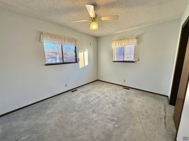 2806 SW Engler CT, Topeka, KS 66614