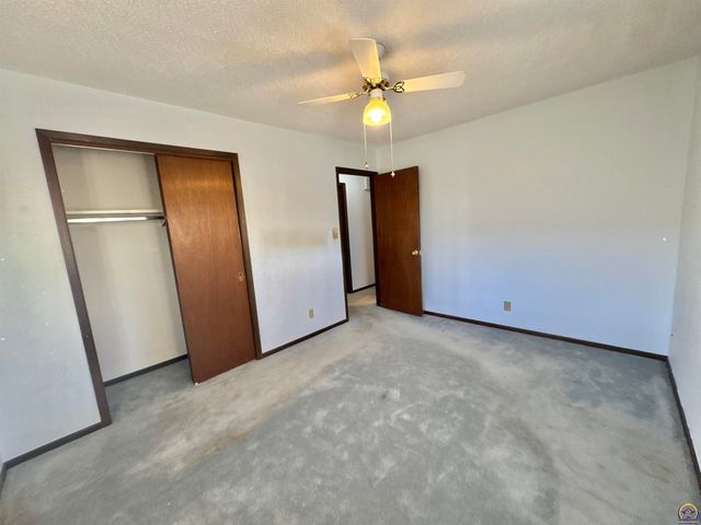 2806 SW Engler CT, Topeka, KS 66614